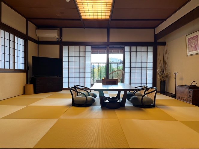 【千両・万両】日本庭園を見下ろすバルコニー付き和室