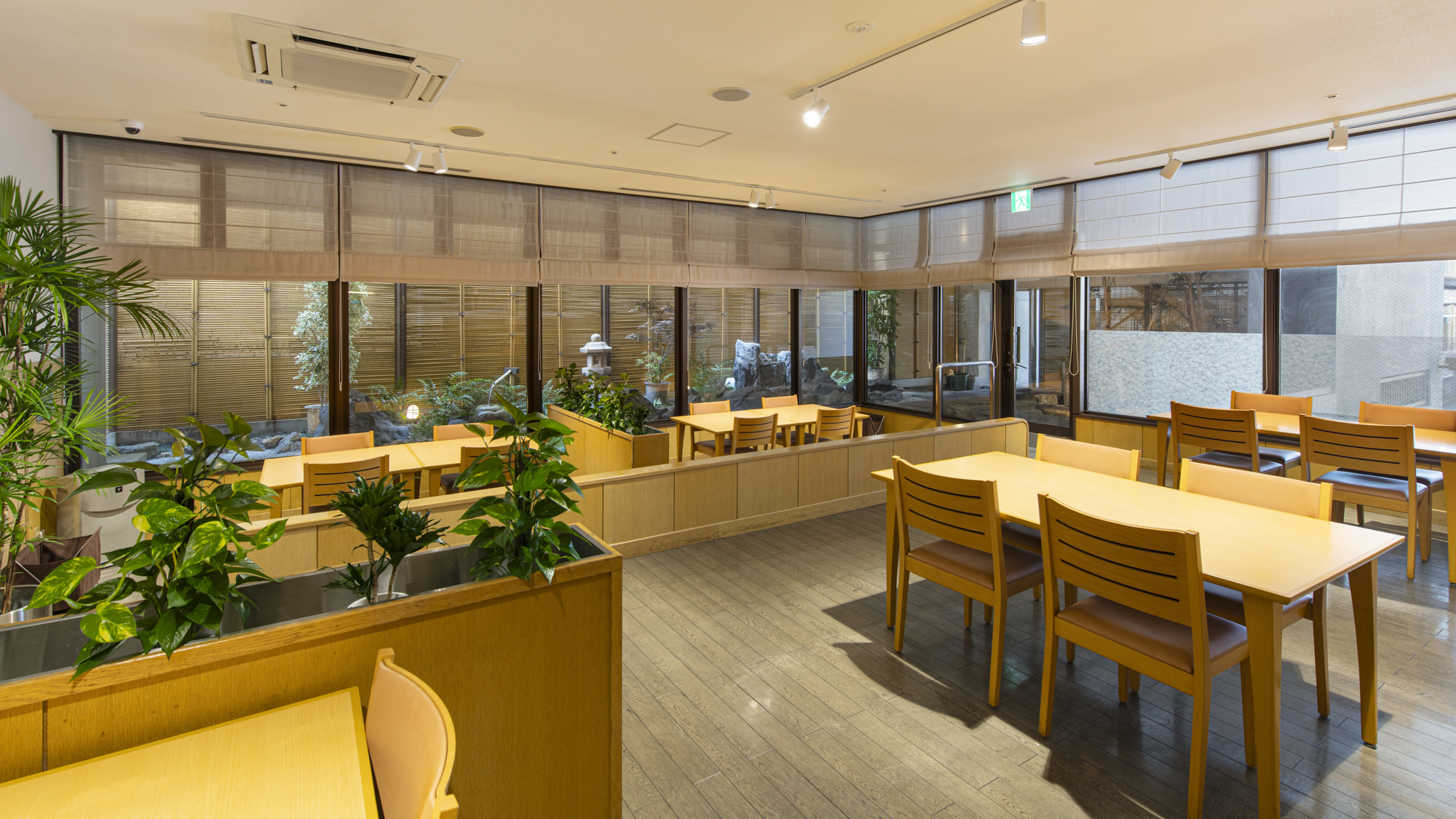 *「SHIKITEI」フロア席