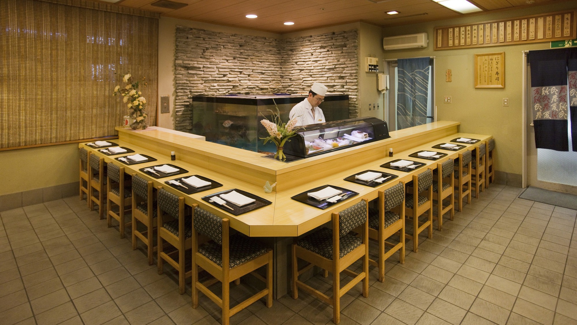 和食処四季亭の寿司カウンター