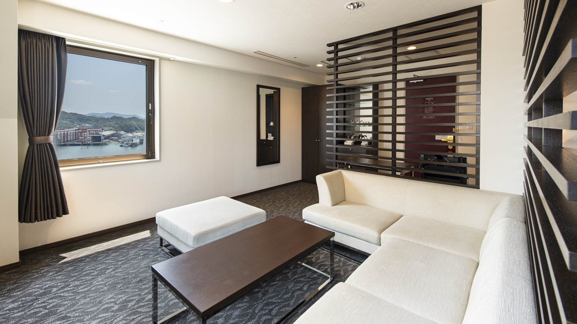 *「プレミア・クイーン・スイートルーム」ソファー(眺望)