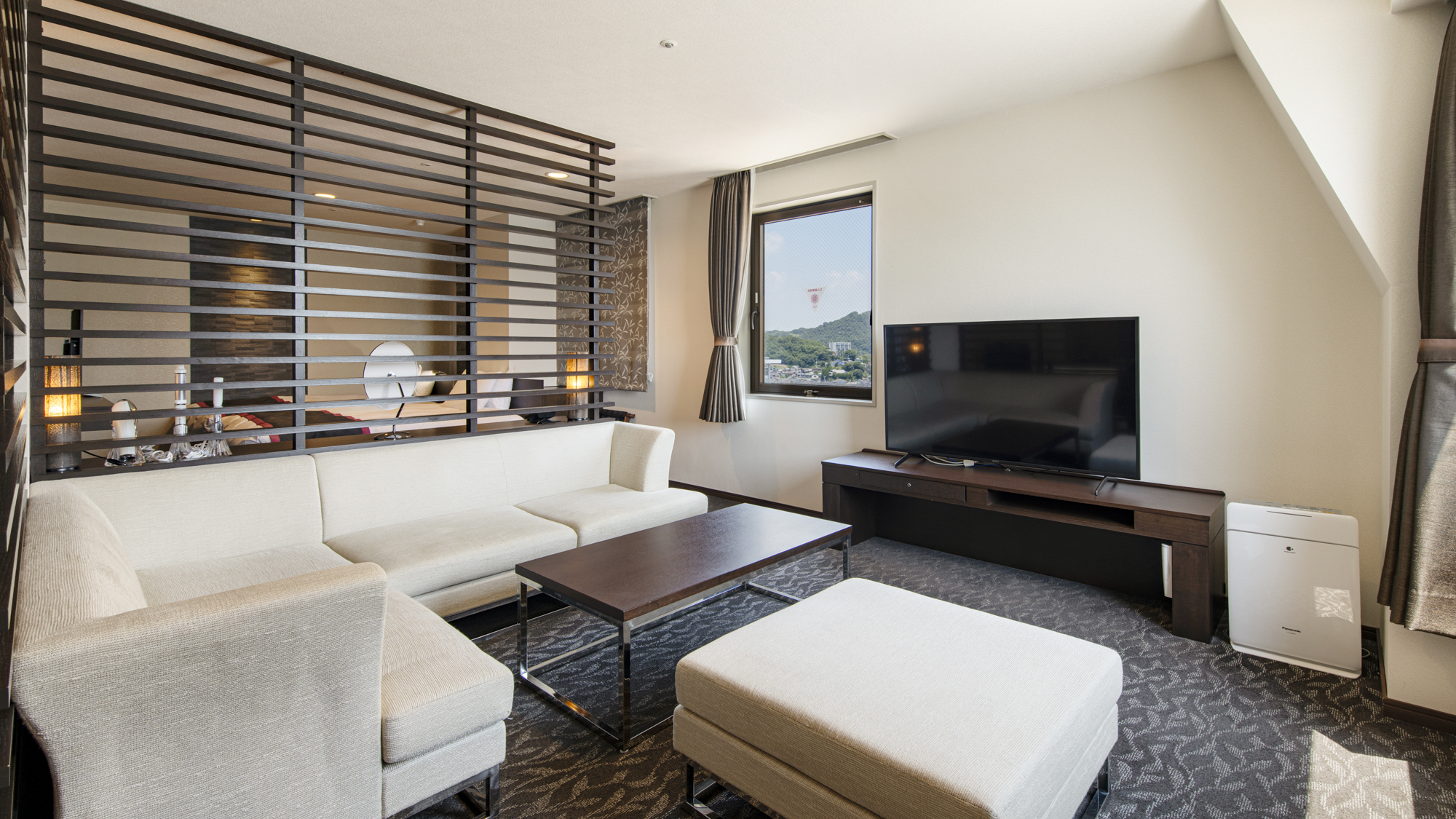 *「プレミア・クイーン・スイートルーム」ソファー(部屋)