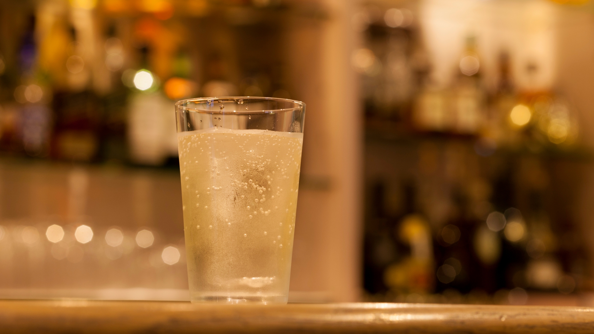 *落ち着いた雰囲気の「BAR LOUNGE CRYSTAL」