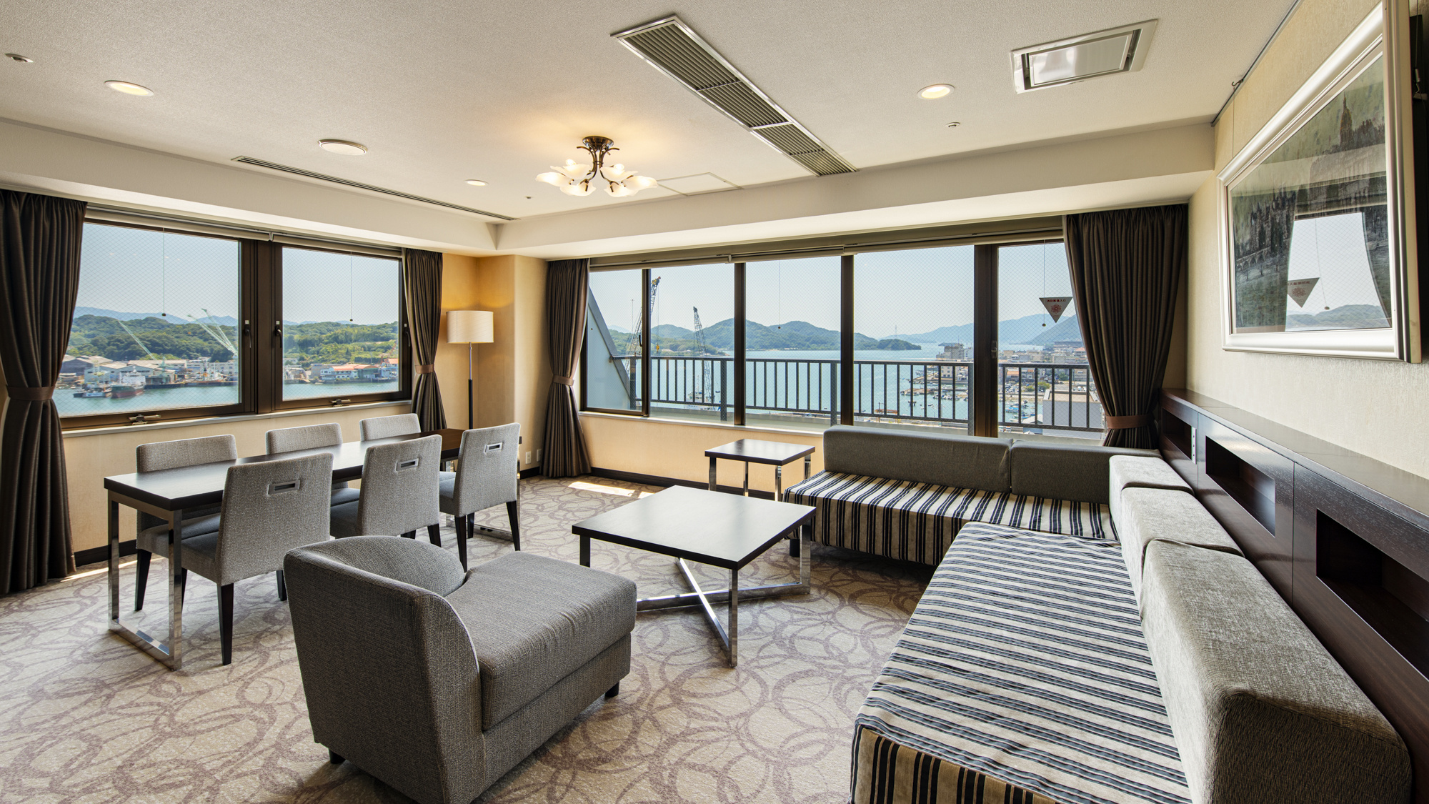 *「プレミア・キング・スイートルーム」リビング