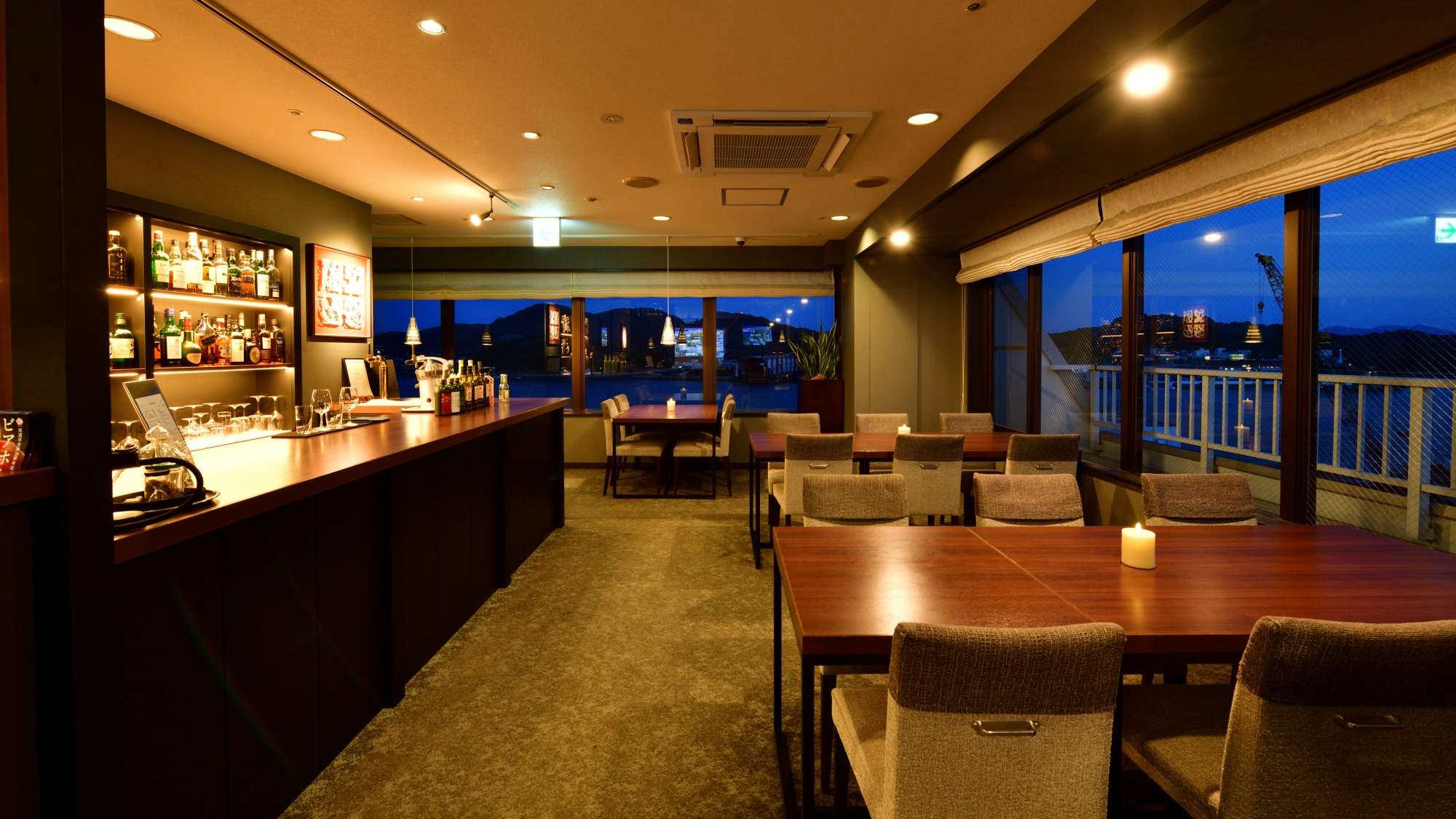 *落ち着いた雰囲気の「BAR LOUNGE CRYSTAL」