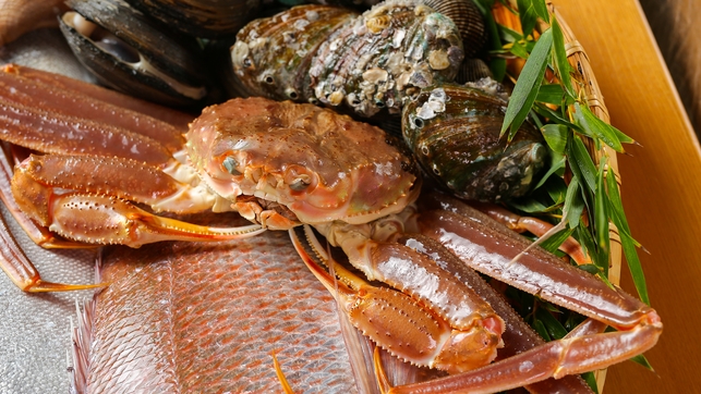 【料理長オススメ】新潟を代表する老舗料亭で活躍し、蟹を知り尽くす料理長が作る特選活ズワイ蟹会席