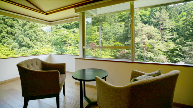 【本館和洋室】広い窓からは大庭園を一望できます。