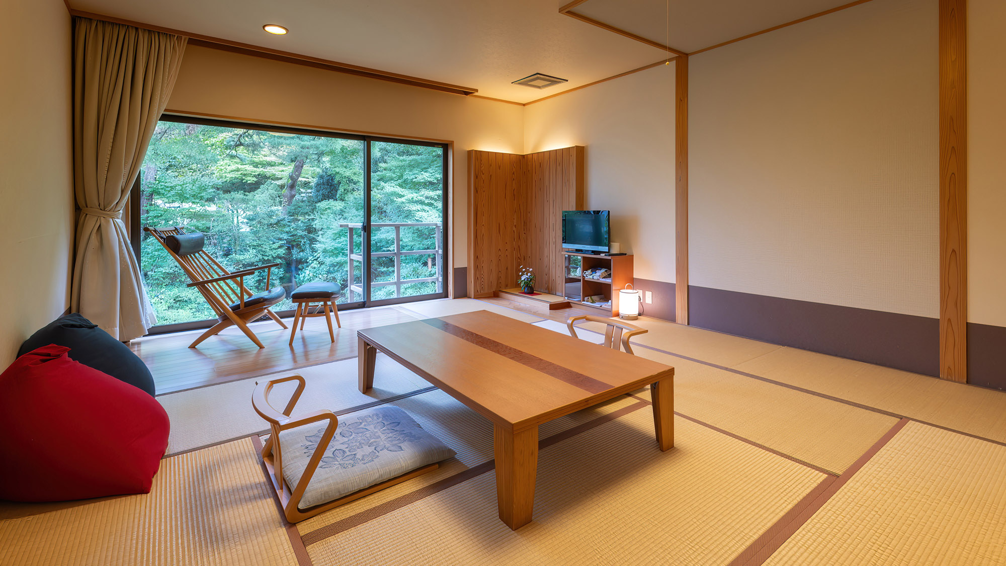 【滝見亭和室】滝の音が聞こえるお部屋。景観もナンバーワンです。