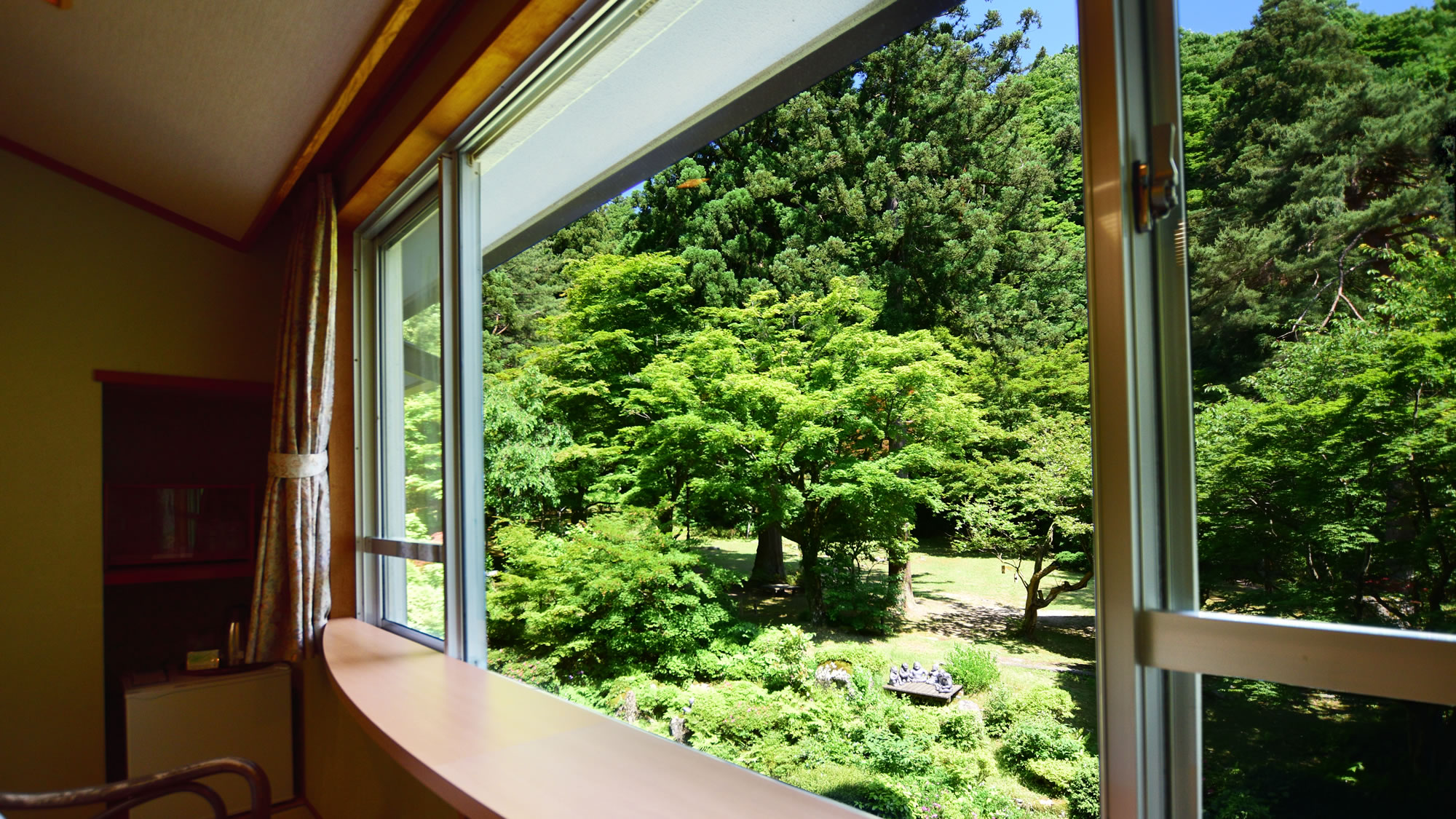 【本館客室】窓からは緑豊かな4,000坪の大庭園