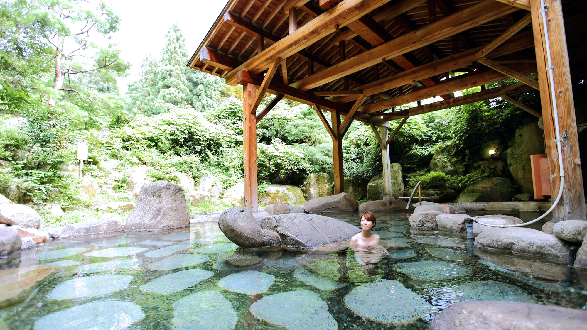 【大露天風呂　夏】緑の中、開放感溢れる露天風呂入浴を
