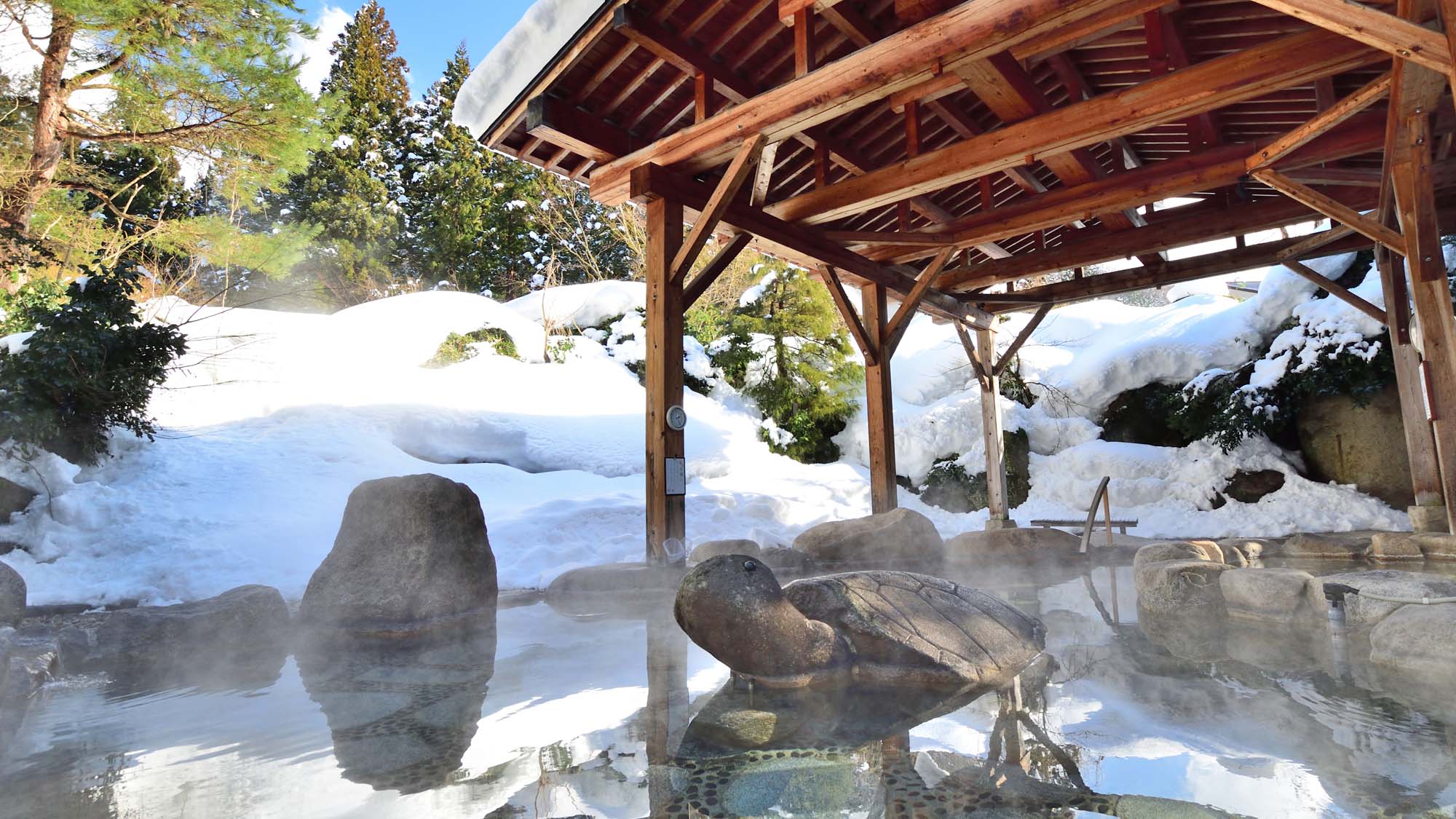 【大露天風呂　冬】青空と雪のコントラストが美しい冬の露天風呂
