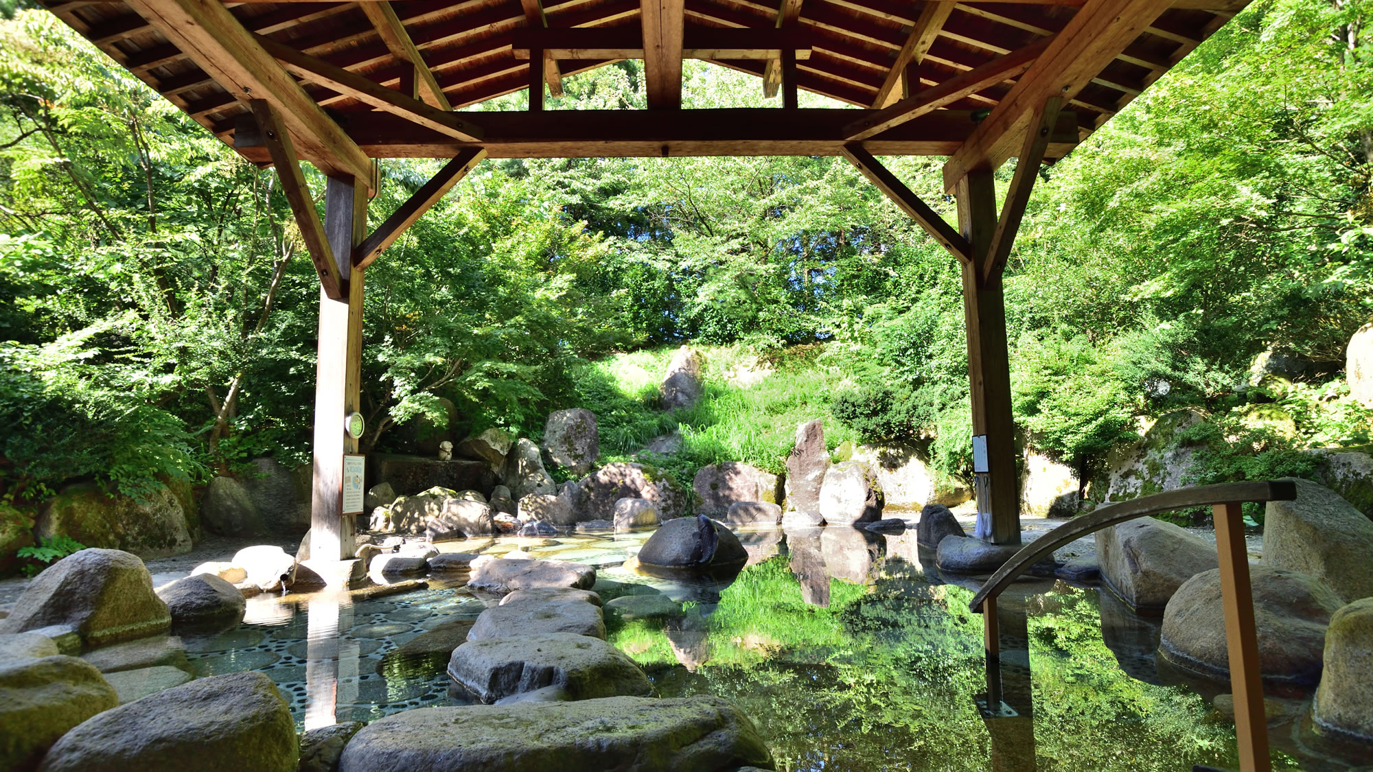 【大露天風呂　夏】開放感溢れる露天風呂でのんびりと