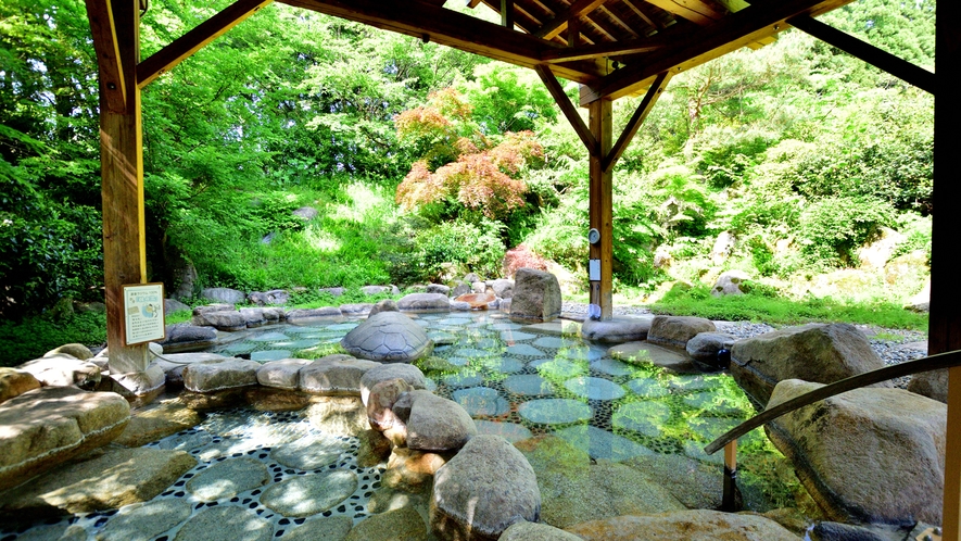 【大露天風呂　夏】緑の中、開放感溢れる露天風呂入浴を