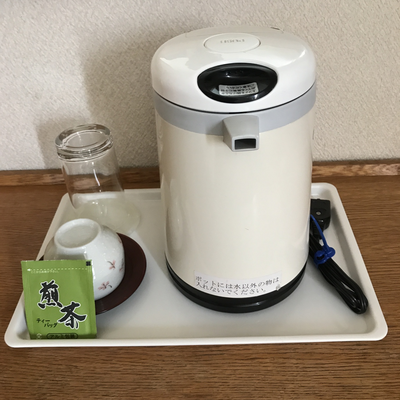 ポット・湯のみ・お茶
