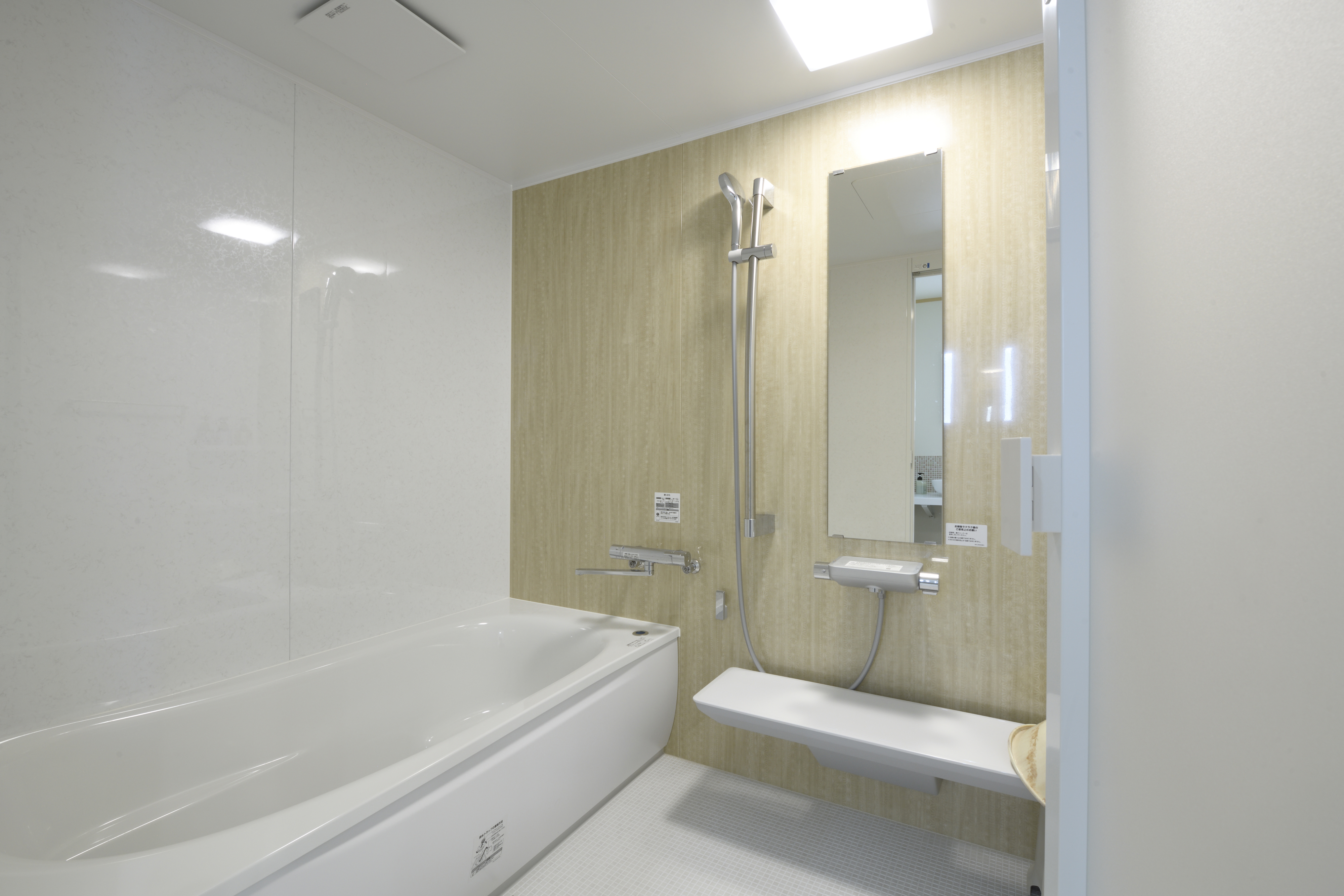 浜名湖を望む、ゆとりの和モダンユニバーサルルーム【15畳和ベット客室】