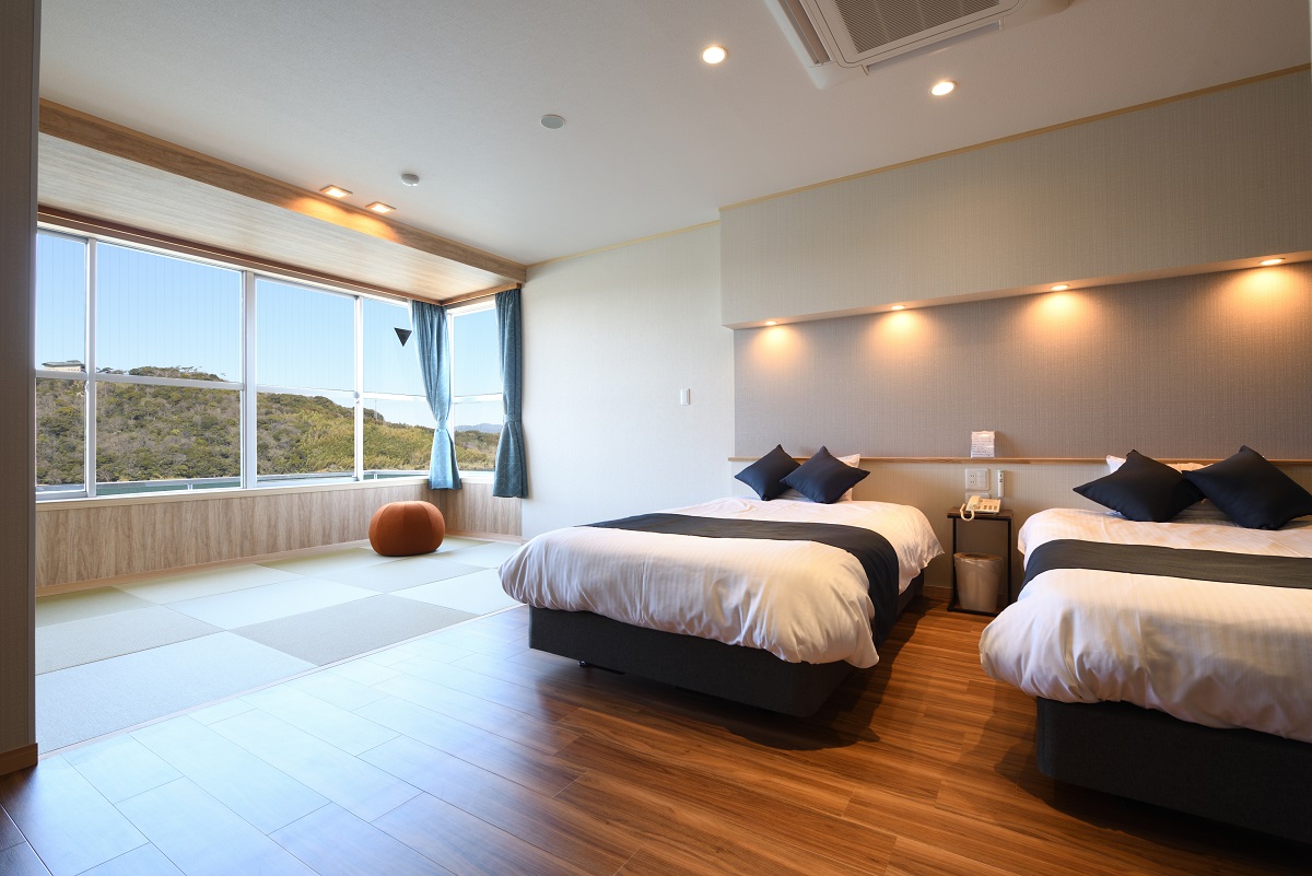 浜名湖の美しい景色を一望できる、最上階8階の特別なお部屋がリニューアルオープン！ ご家族みんなで快適にお過ごしいただける、広々とした和洋室のユニバーサルルームです。 バリアフリー設計なので、小さなお子様からご年配の方まで安心してお過ごしいただけます。 