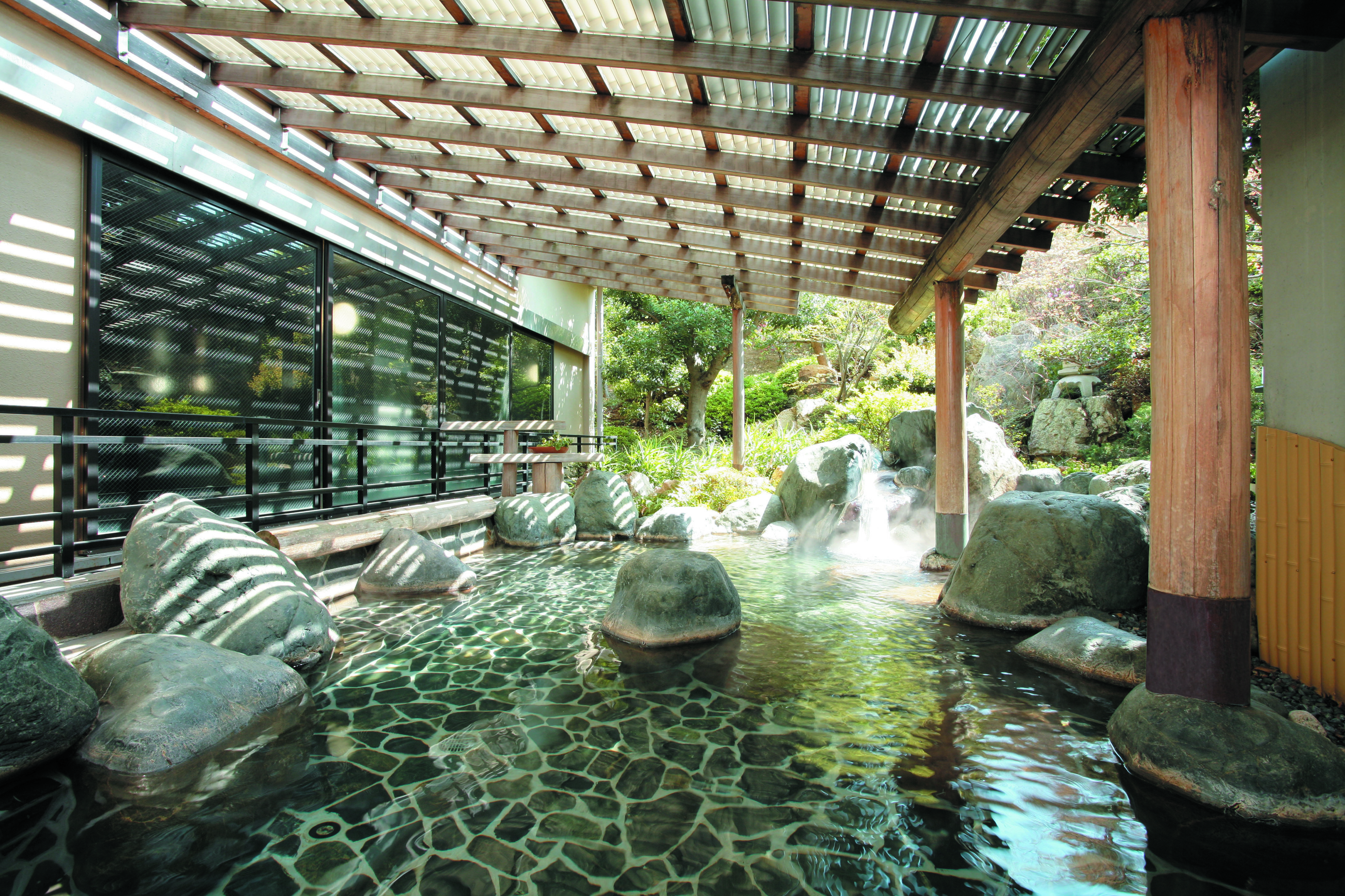 開放感あふれる露天風呂で心地よい風と自然の音に包まれるひとときは、日常を忘れさせる癒しの時間。                