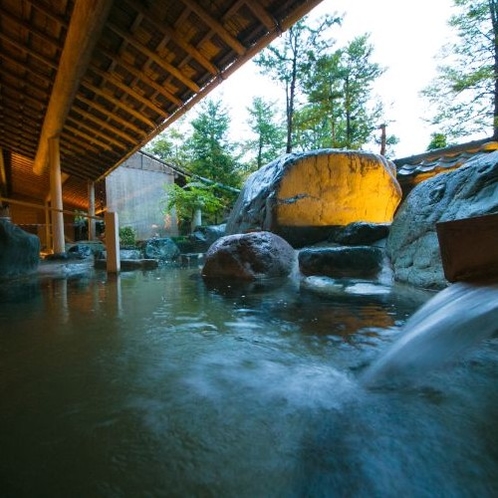 【大浴場露天風呂一例】お湯の中で肌を触ると、とろみのある温泉は飛騨高山では珍しい自家源泉。