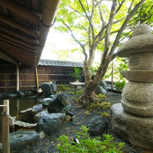 【大浴場一例】四季折々で変化する日本庭園の景色。夏は新緑の芽吹く木々が、秋には紅葉がご覧いただけます