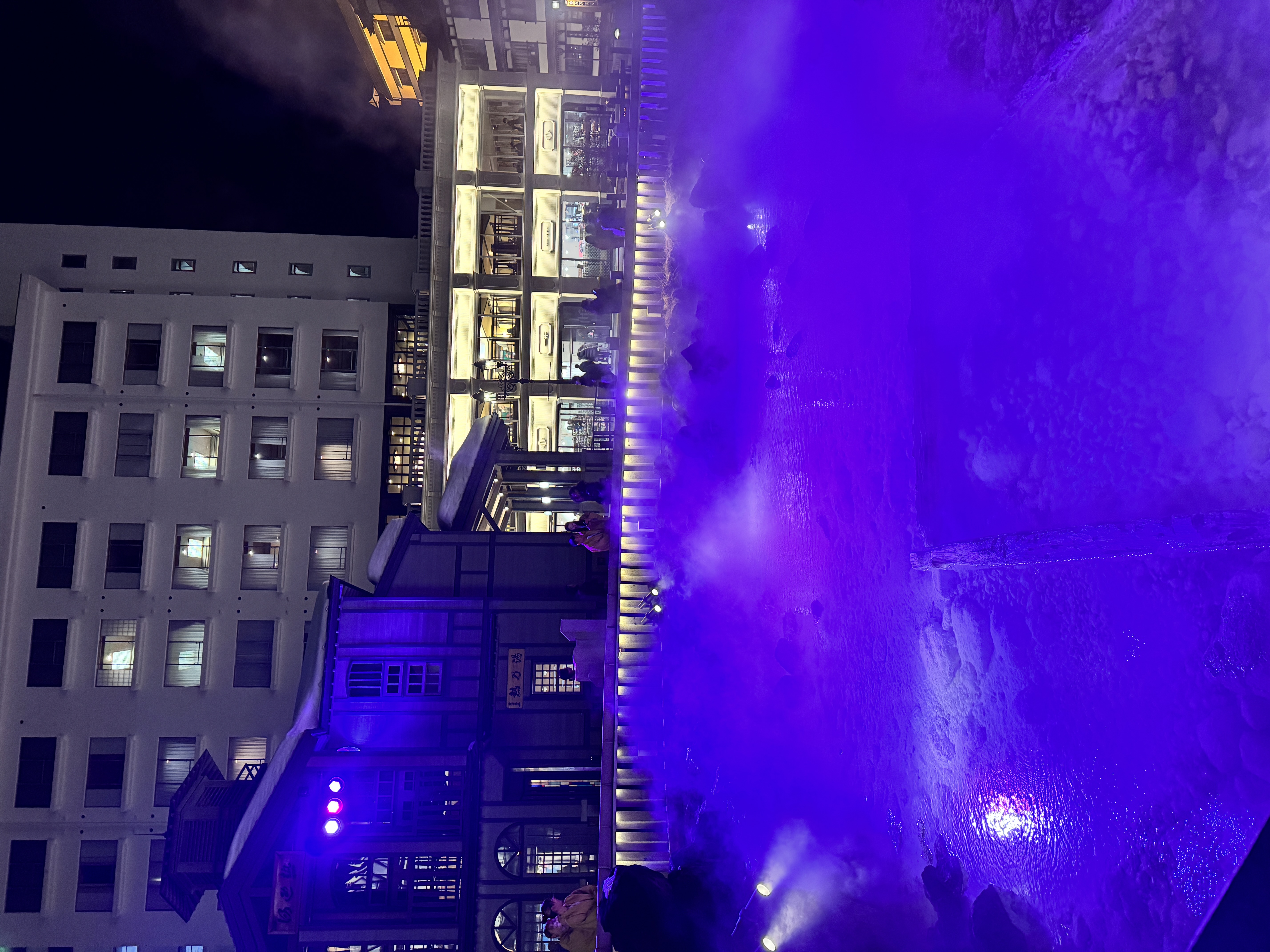 【湯畑】夜はライトアップで幻想的な雰囲気