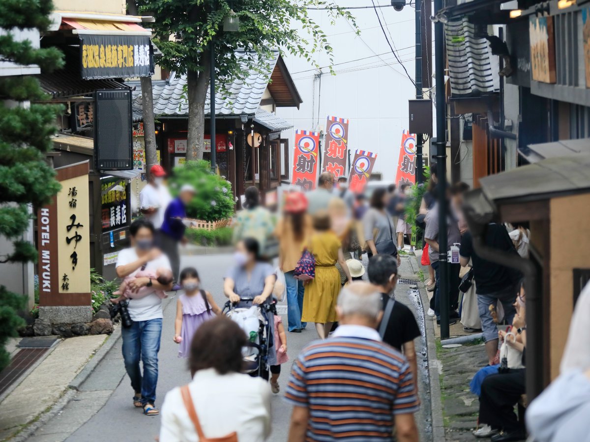 【温泉街散策】当館目の前は草津温泉のメインストリート　飲食店も多く便利