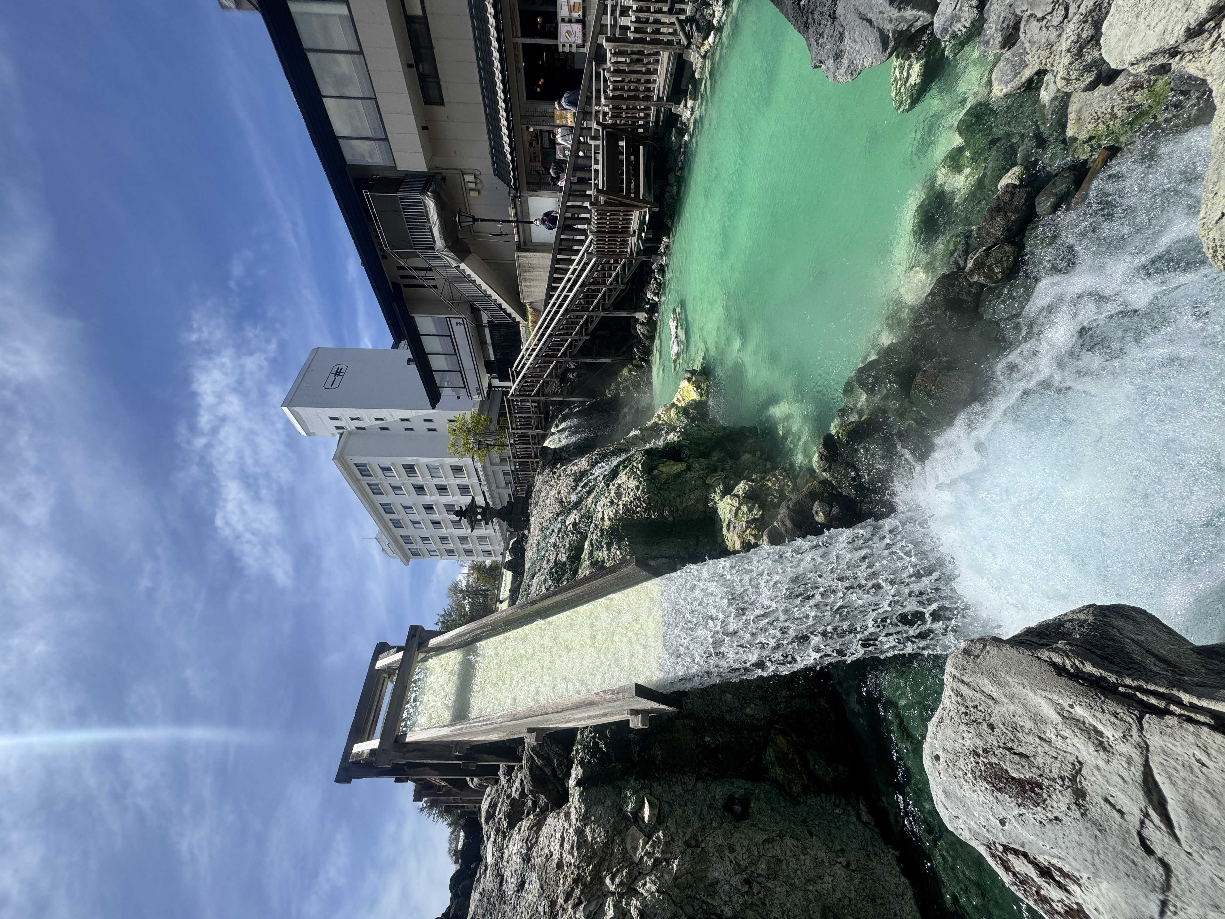 【湯畑】湯滝　こんこんと源泉が湧く