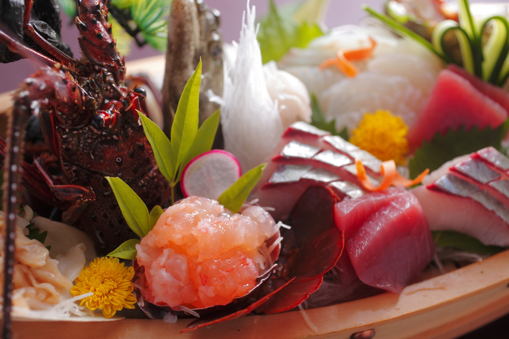 伊勢海老造り、和牛、舟盛り付き会席コース「海女笛会席」一例