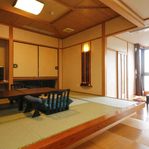 [日式和西式露天特別房間] 可容納 6 或 7 人。使用溫泉。它配備地暖，無障礙。