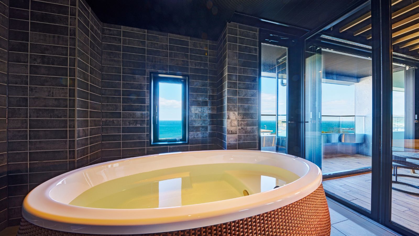 高層階アウトドアリビングルーム(サウナ無)湯船のお湯は温泉を使用しております♪