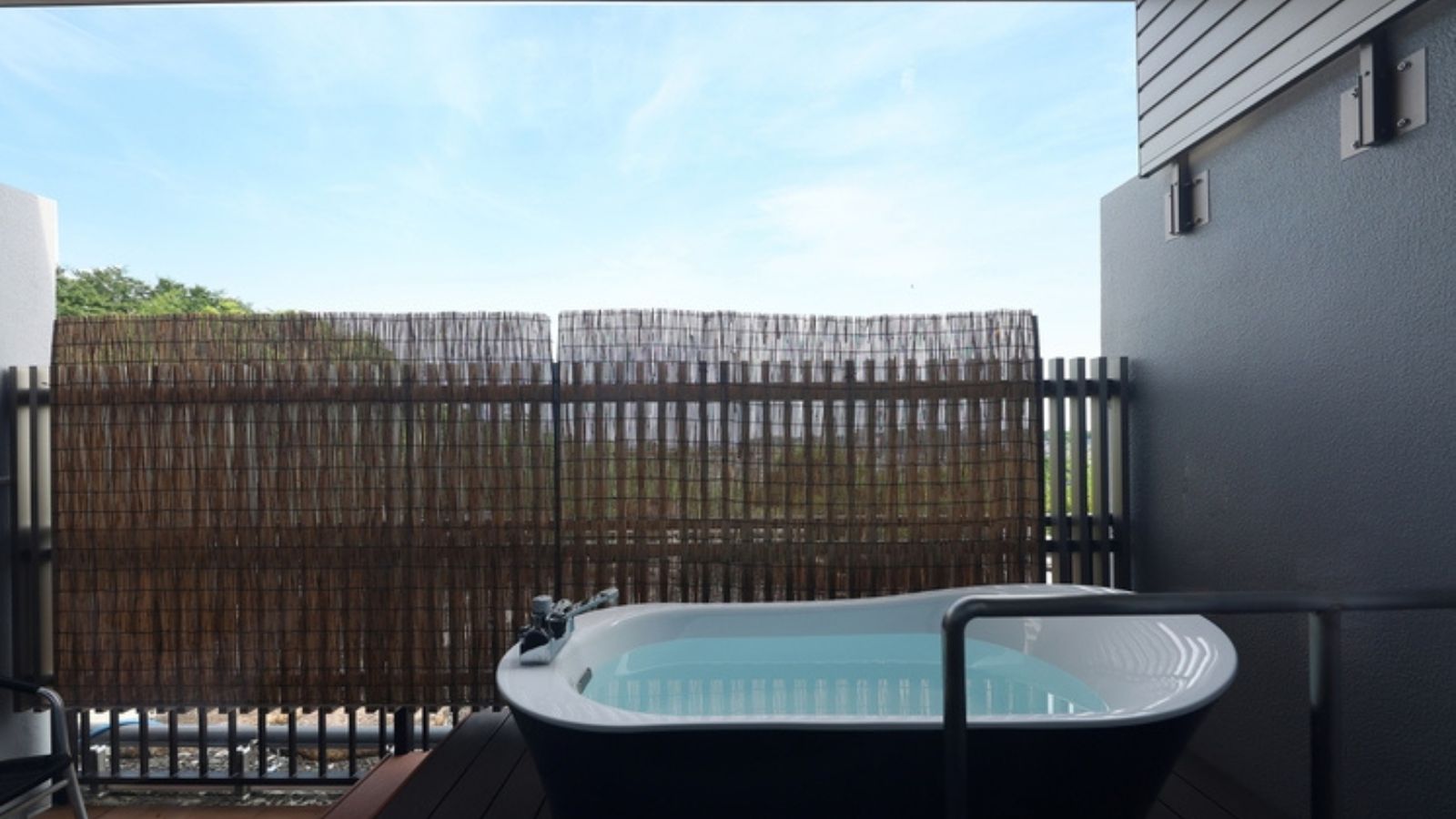 露天付きスーペリアツイン／テラスに露天風呂が完備されております。※温泉ではございません。