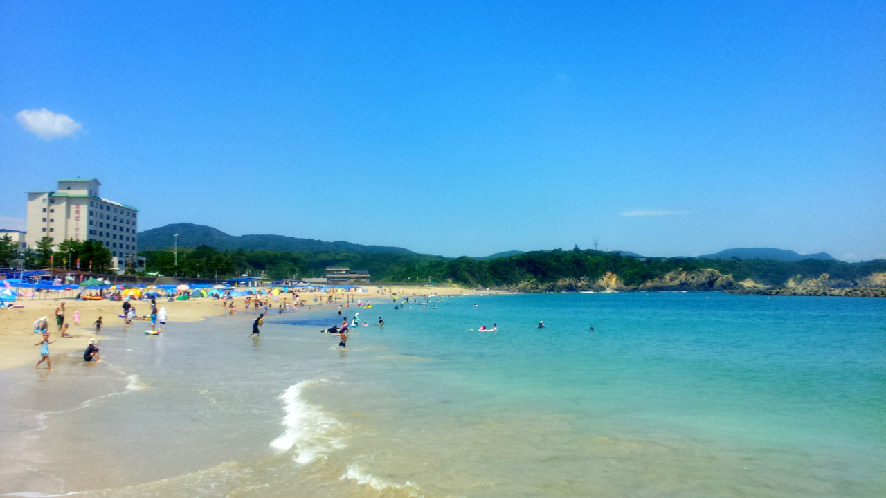 千鳥ヶ浜海水浴場◆当館から徒歩１分強、水遊び、海の家で休日を満喫♪