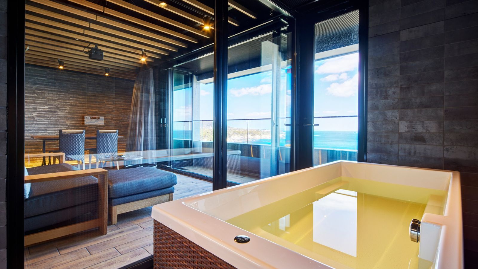 高層階アウトドアリビングルーム（サウナ＋温泉半露天付）浴槽のお湯は榊原温泉と同じ源泉の美肌の湯【社宮