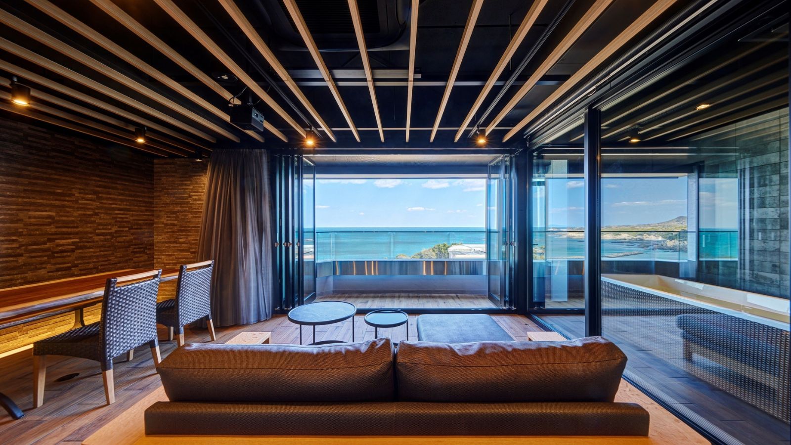 高層階アウトドアリビングルーム(サウナ有)／広いリビング、広い絶景テラス解放感あるデザインルーム♪