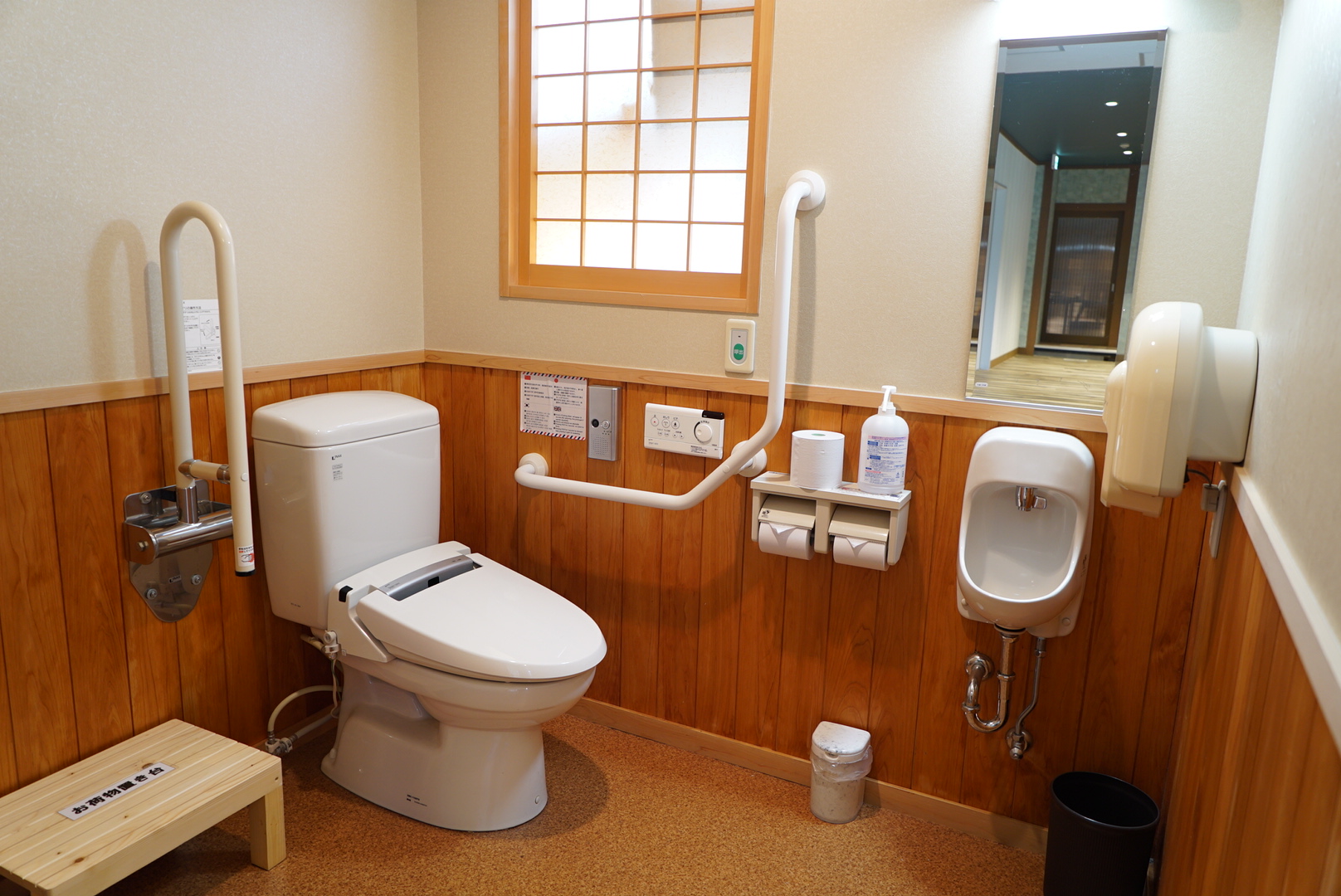 【車椅子対応トイレ】当館は全旅連シルバースターの旅館です。玄関やロビー、大浴場など公共設備はバリアフ