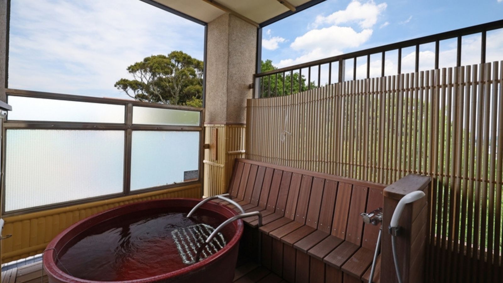 露天風呂付きバリアフリー和洋室（浴槽の中に足の踏み台あり、傍には腰掛もございます）