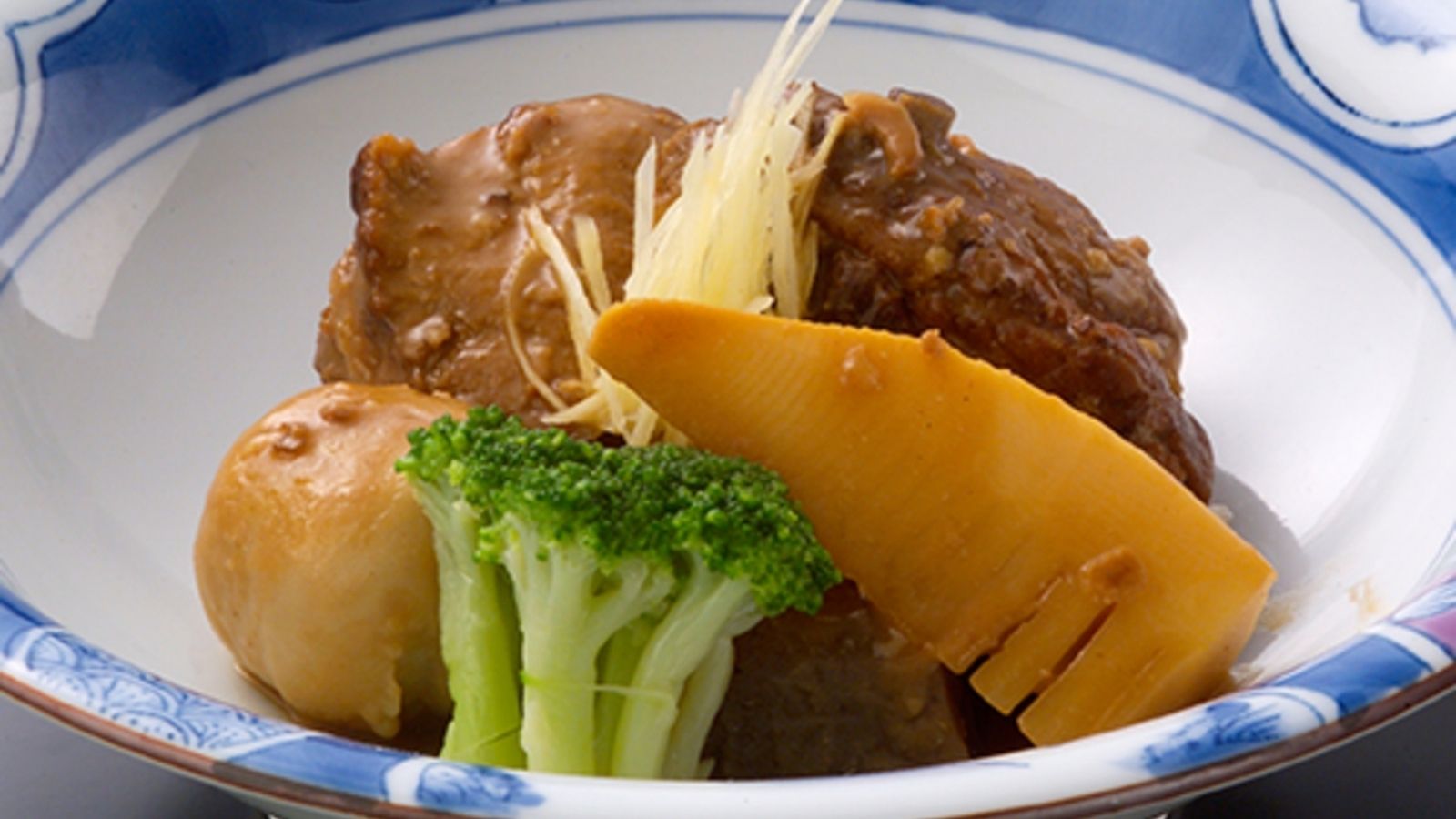 【黒豚なんこつ煮込み】味付けの黒砂糖と味噌は黒豚との相性抜群