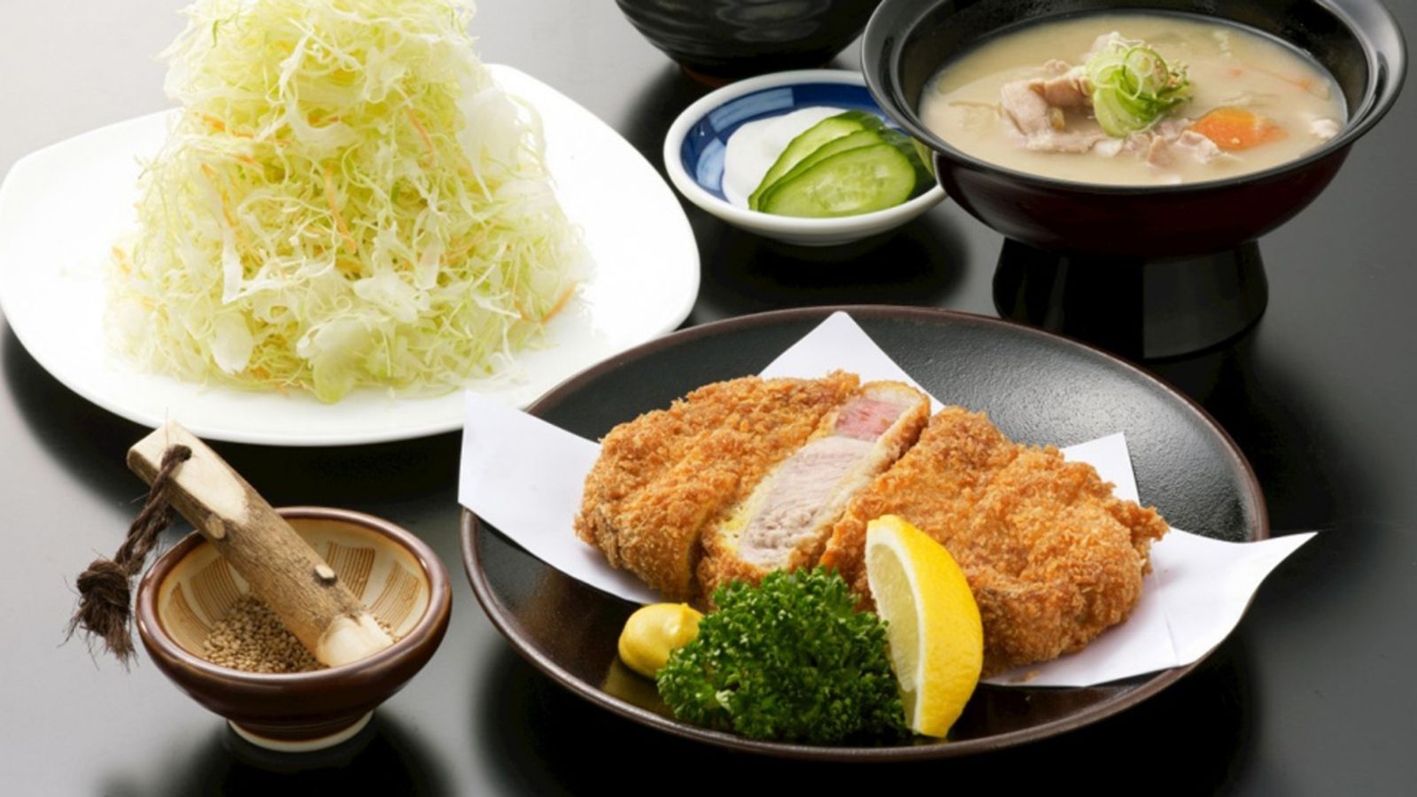 【黒豚ロースかつ定食】さくさくの衣とジューシーな黒豚が美味
