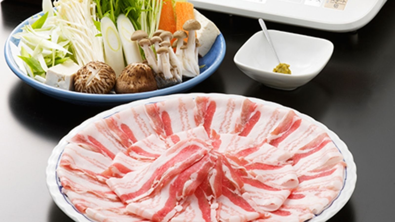 【黒豚しゃぶしゃぶ】契約牧場から直送される黒豚を使用