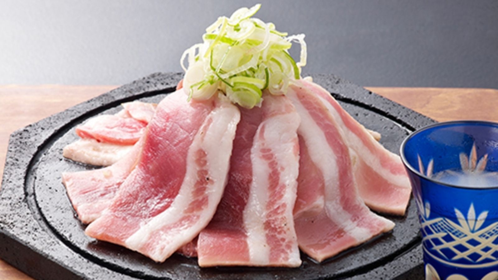 【黒豚溶岩焼き】表面を香ばしく焼いてからお召し上がりください