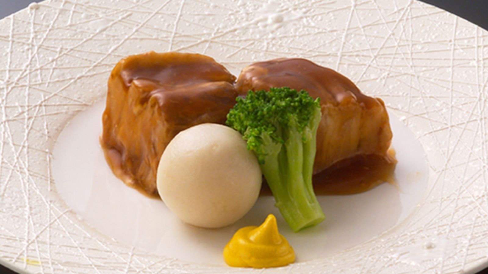 【黒豚角煮】お箸で挟むだけで切れてしまうほどのやわらかさ