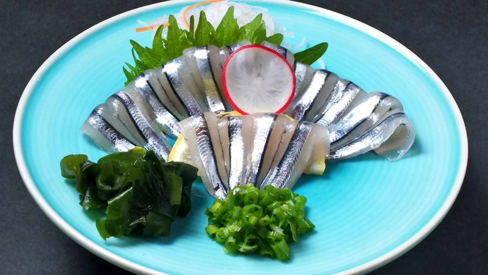 郷土料理「きびなご刺身」