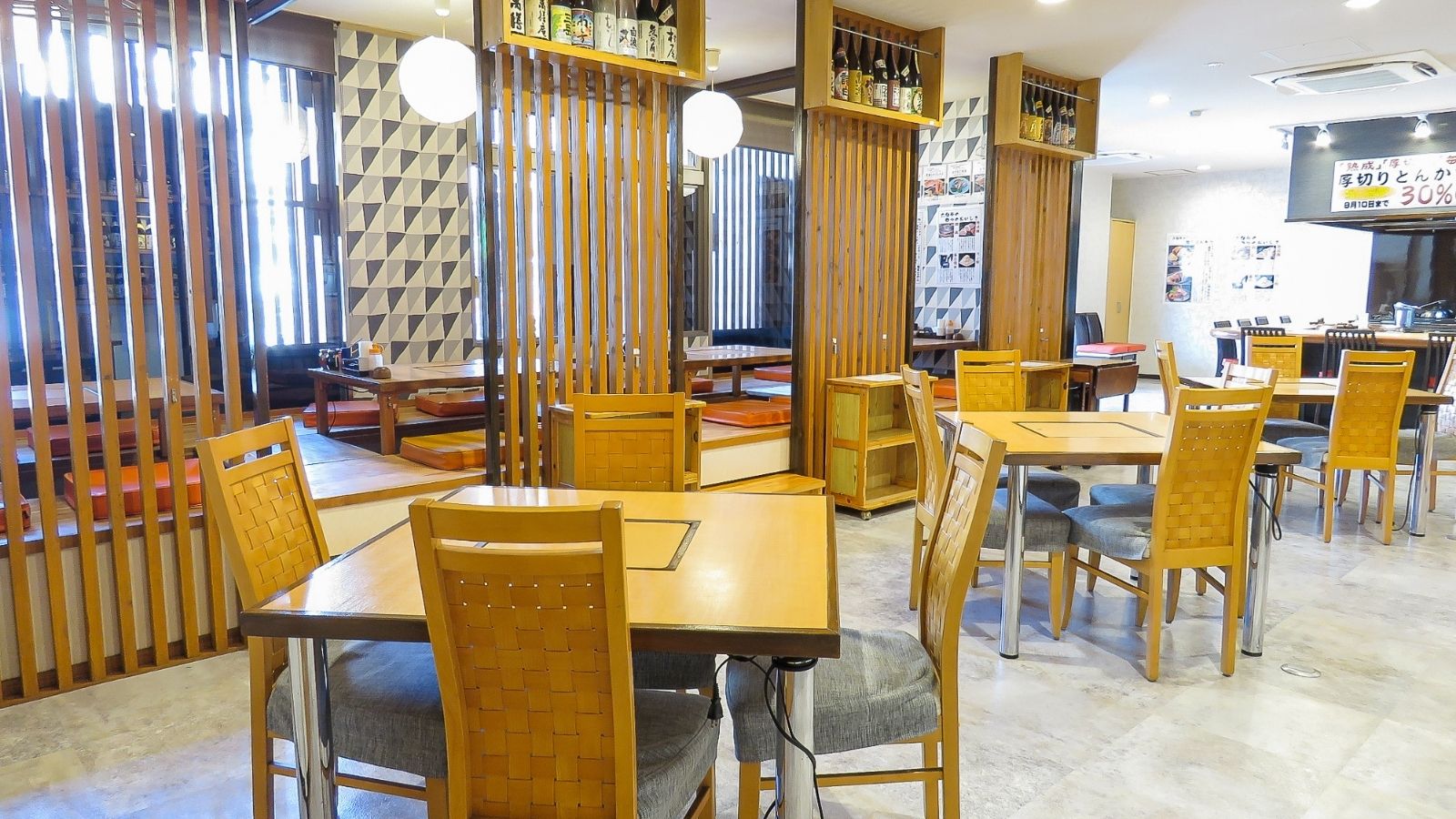 六白亭店内