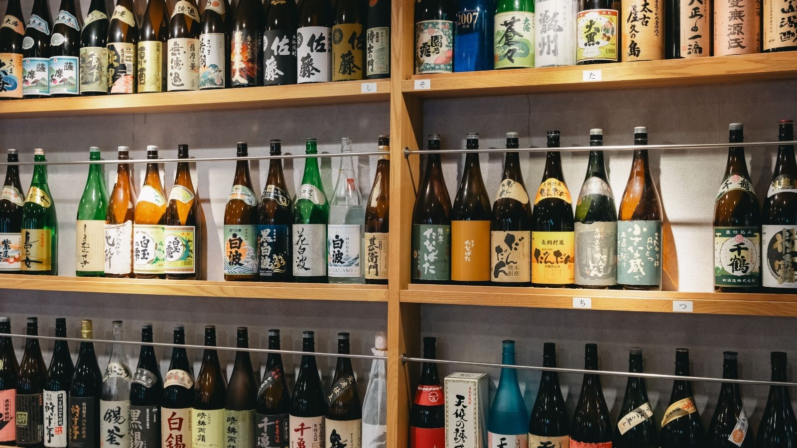 焼酎アドバイザーが厳選した本格芋焼酎を取り揃えております