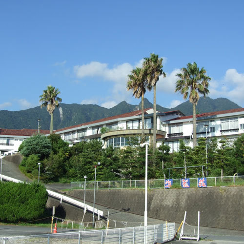 โรงแรมแห่งนี้ตั้งอยู่บนยอดเขาเหนือท่าเรือชิมาบาระ และมีความภาคภูมิใจในด้านอาหาร