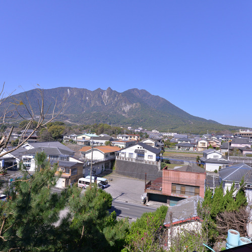 お部屋からの景観（山側）/島原半島ジオパークの一部である眉山を一望。桜と紅葉がとてもきれい。