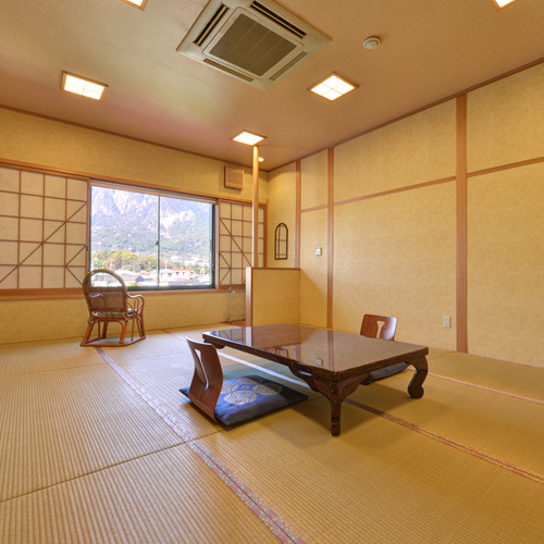 和室（山側）/畳の香りがほのかに薫るお部屋で、団欒のひと時をお過ごし下さい。