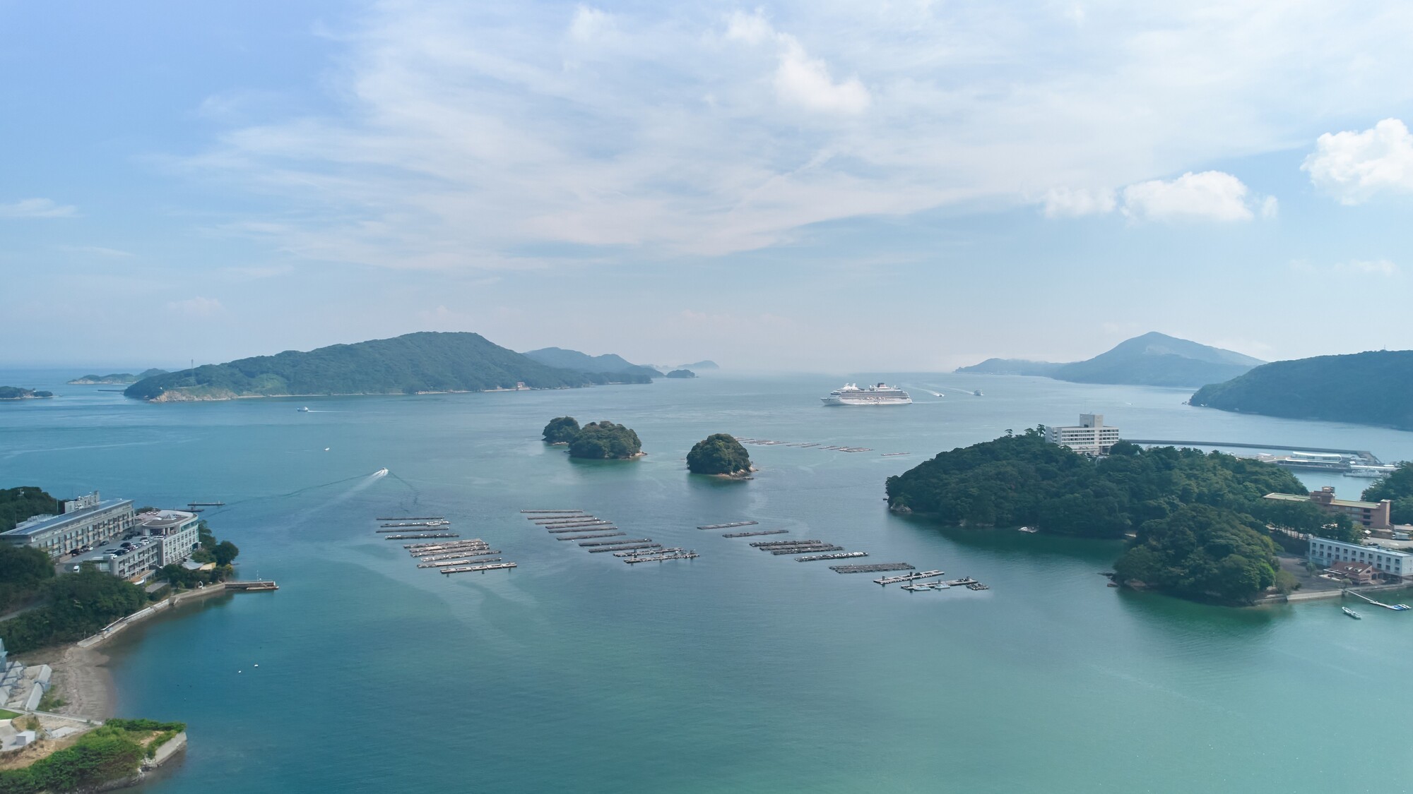 鳥羽湾にほど近く、ロビーや客室からは、海を一望していただけます。