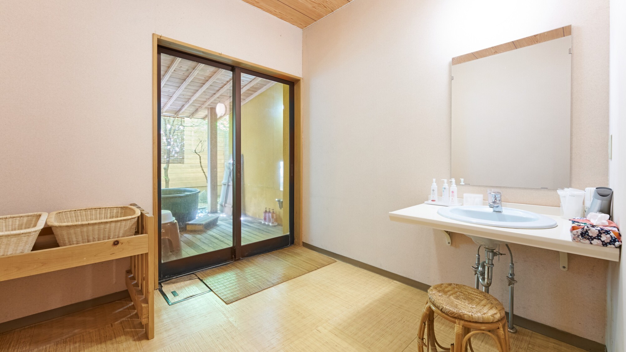 【貸切露天風呂】陶器風呂