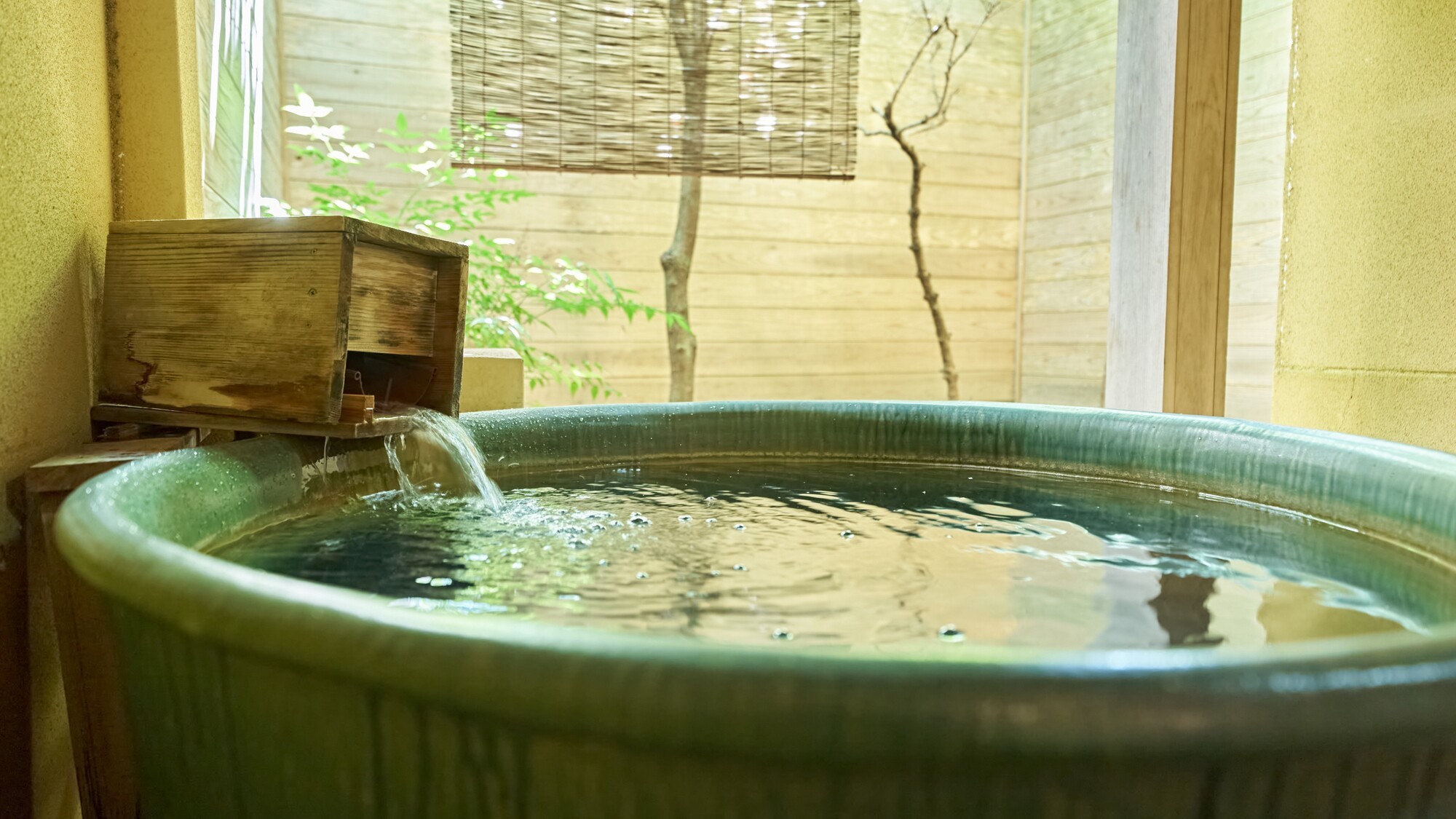 温泉に差し込む日差しと木々の緑が美しく光ります。心地よい時の流れを存分にお楽しみくださいませ。