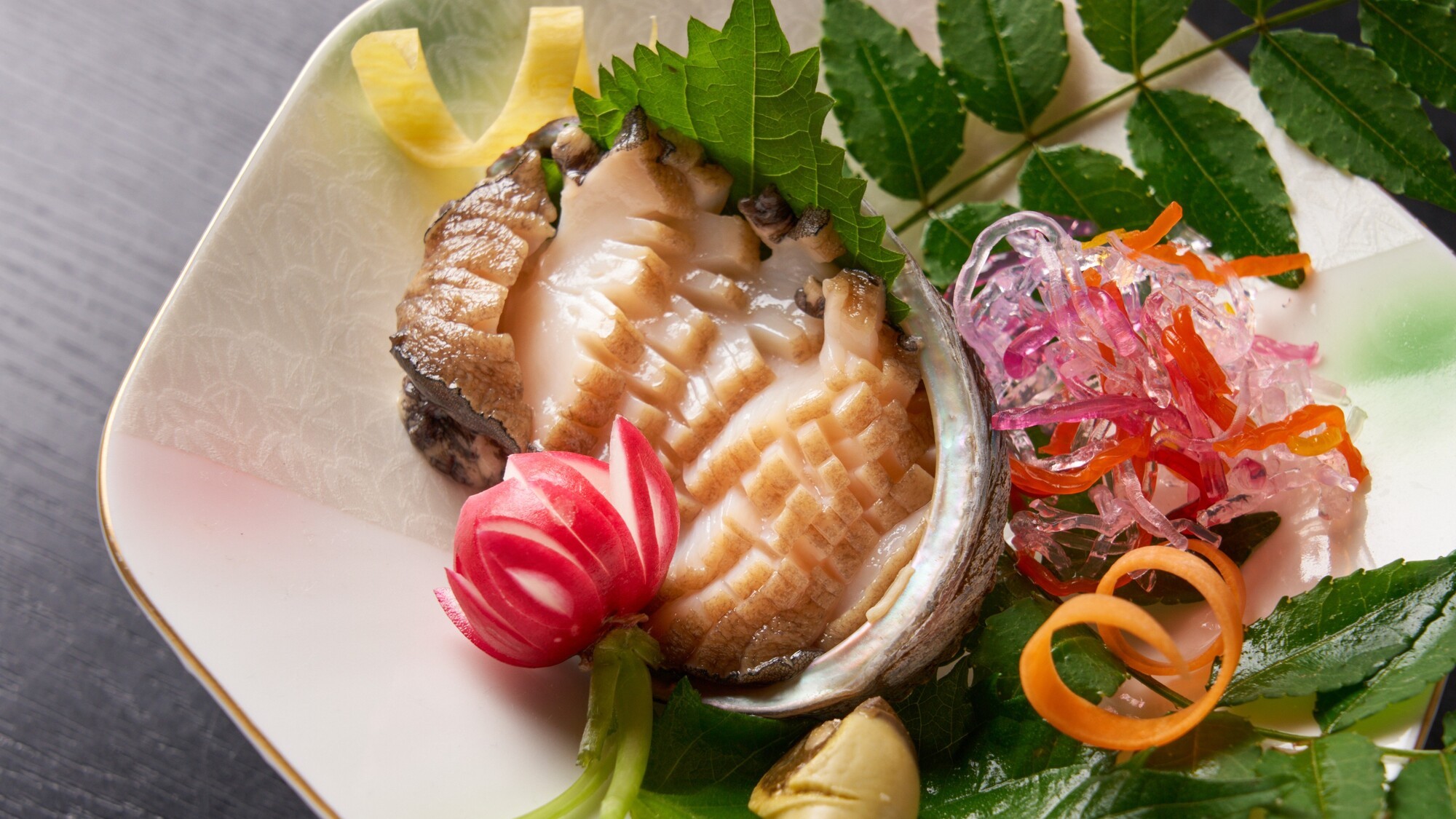 新鮮な活あわびの味をそのまま味わえる一品