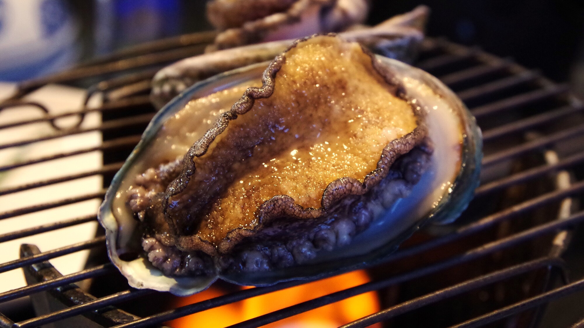 香ばしく焼き上げる、旨み凝縮のあわびの踊り焼き